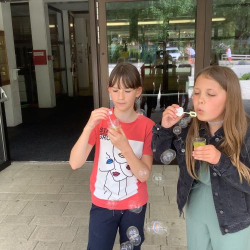 Kinder machen Seifenblasen