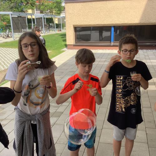 Kinder machen Seifenblasen