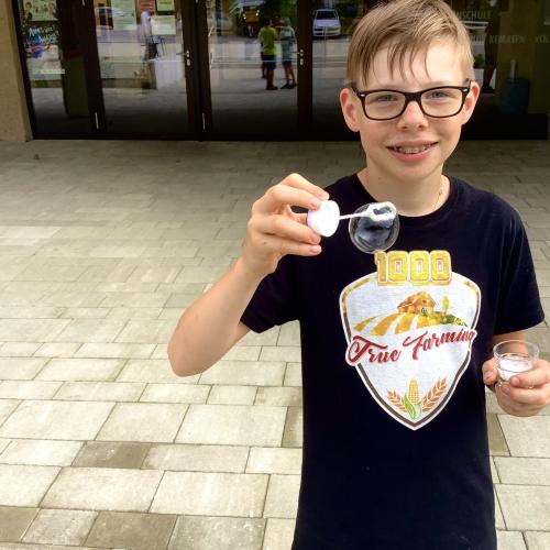 Kinder machen Seifenblasen