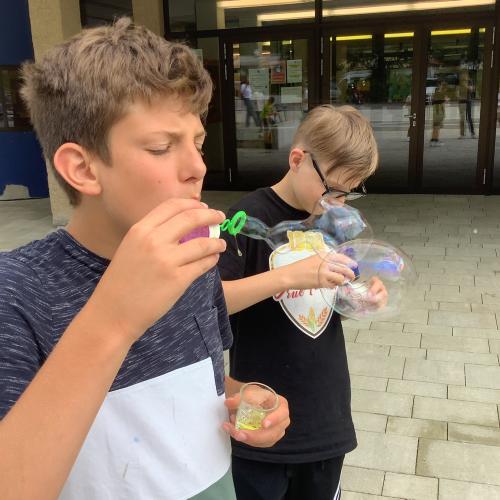 Kinder machen Seifenblasen
