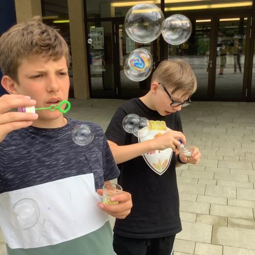 Kinder machen Seifenblasen