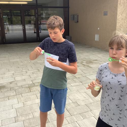 Kinder machen Seifenblasen