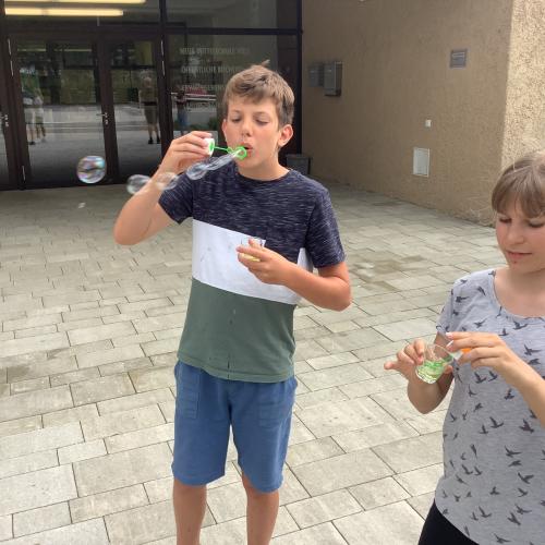 Kinder machen Seifenblasen