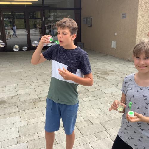 Kinder machen Seifenblasen