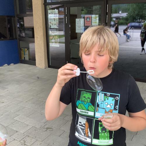 Kinder machen Seifenblasen