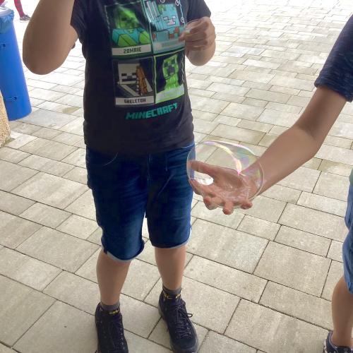 Kinder machen Seifenblasen