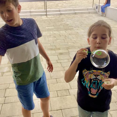 Kinder machen Seifenblasen
