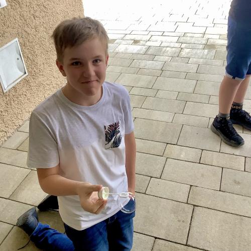 Kinder machen Seifenblasen