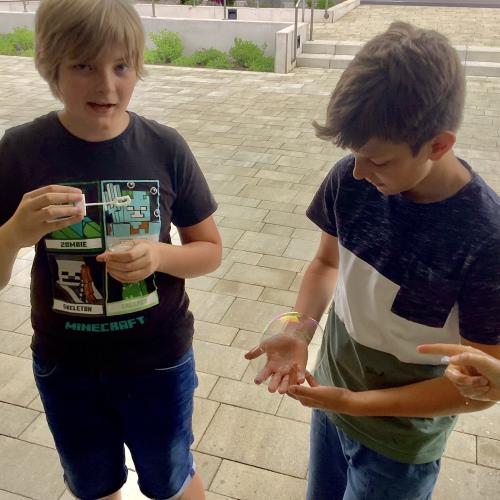 Kinder machen Seifenblasen