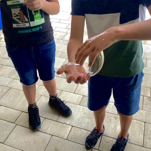 Kinder machen Seifenblasen