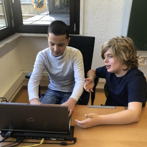 Schüler beim Diskutieren