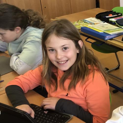 Schülerin beim interaktiven Arbeiten