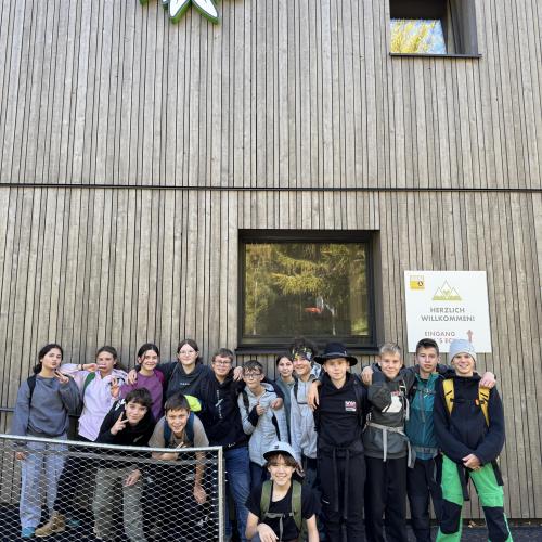 Gruppenbild vor der Unterkunft