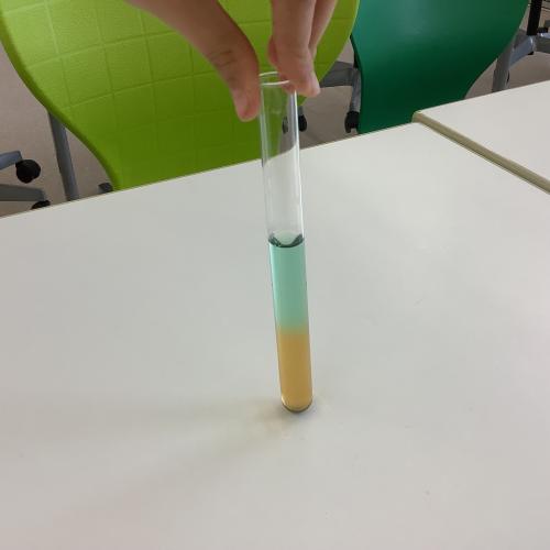 Farbige Schichten in einem Reagenzglas