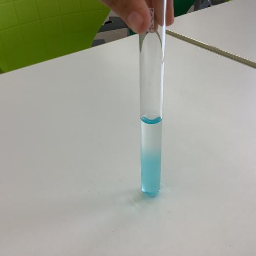 Farbige Schichten in einem Reagenzglas