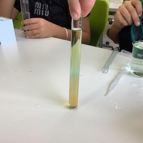 Farbige Schichten in einem Reagenzglas