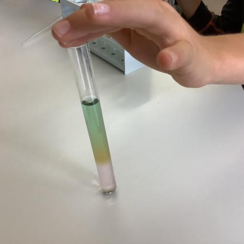 Farbige Schichten in einem Reagenzglas