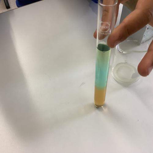 Farbige Schichten in einem Reagenzglas