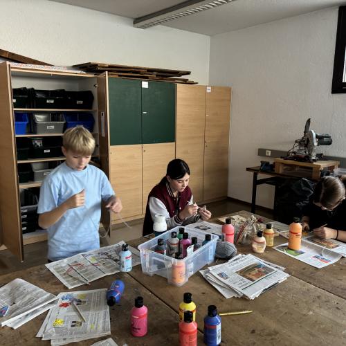 Bemalen der Tonfiguren