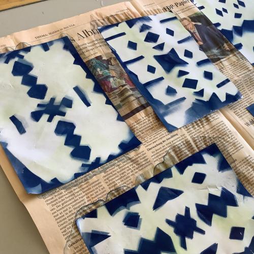 Cyanotypie-Bilder trocknen auf Zeitungen