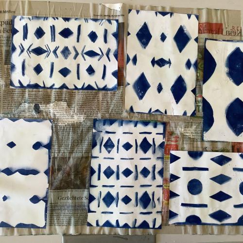 Cyanotypie-Bilder trocknen auf Zeitungen