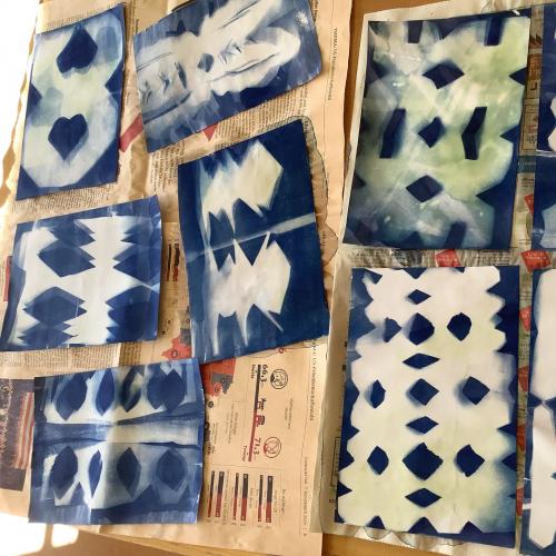 Cyanotypie-Bilder trocknen auf Zeitungen