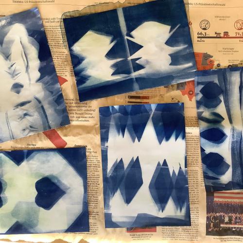 Cyanotypie-Bilder trocknen auf Zeitungen