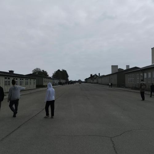 Exerzierplatz und Schlafbaracken
