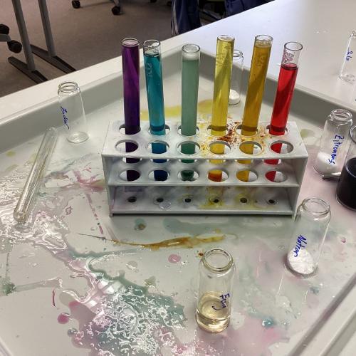 Reagenzgläser mit Lösungen in allen Farben des Regenbogens.