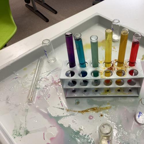 Reagenzgläser mit Lösungen in allen Farben des Regenbogens.