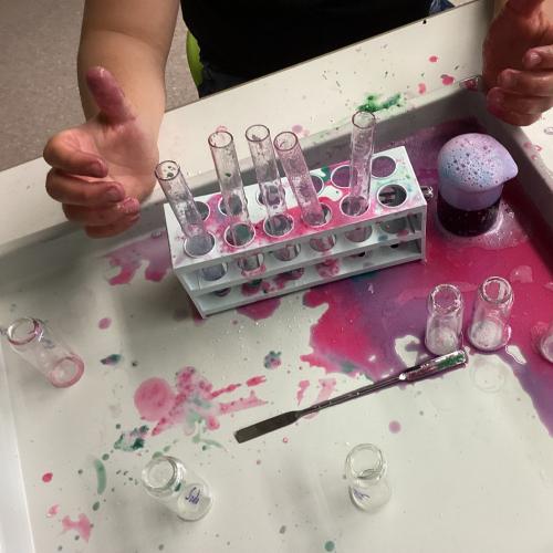 Ergebnisse der Mischversuche mit Blaukrautsaft und Haushaltsstoffen der Kinder