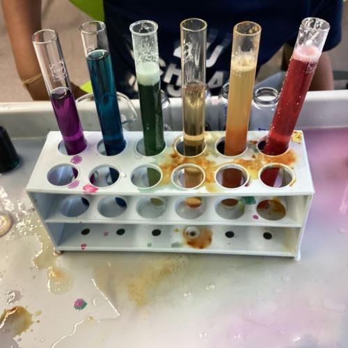 Reagenzgläser mit Lösungen in allen Farben des Regenbogens.