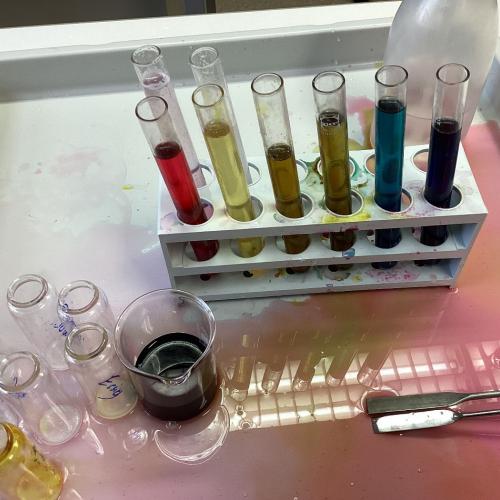 Reagenzgläser mit Lösungen in allen Farben des Regenbogens.