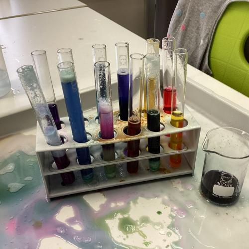 Ergebnisse der Mischversuche mit Blaukrautsaft und Haushaltsstoffen der Kinder