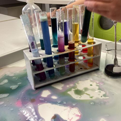 Ergebnisse der Mischversuche mit Blaukrautsaft und Haushaltsstoffen der Kinder