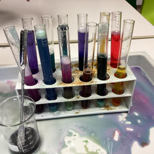 Ergebnisse der Mischversuche mit Blaukrautsaft und Haushaltsstoffen der Kinder