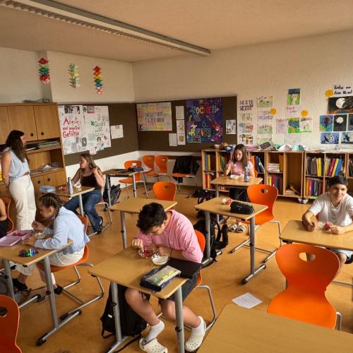 Kinder in der Klasse essen die gesunde Jause