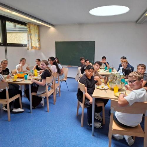 Die Klasse beim Mittagessen.