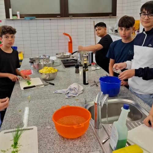 Kinder in der Schulküche.