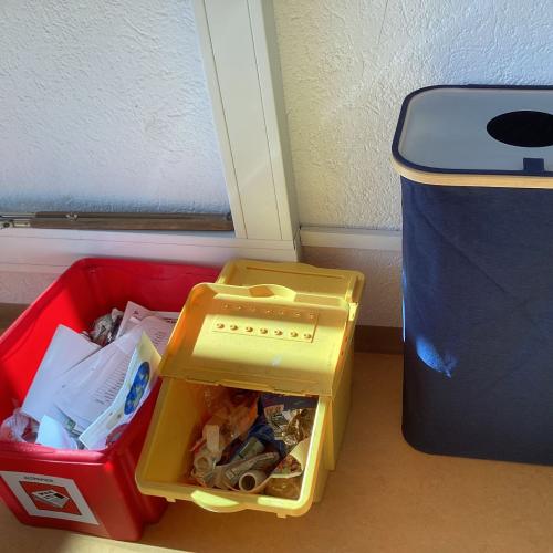 Die Pfandbox und die Müllbehälter in der 2c.