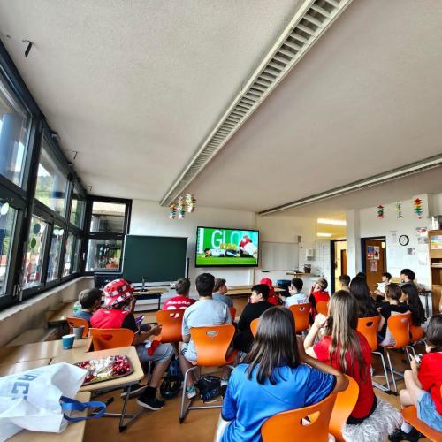 Die Kinder der Klassen 2b und 2c schauen das Fußball-WM-Spiel Österreich gegen Argentinien in der Klasse.