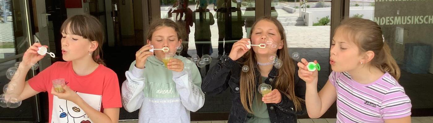 Kinder pusten Seifenblasen