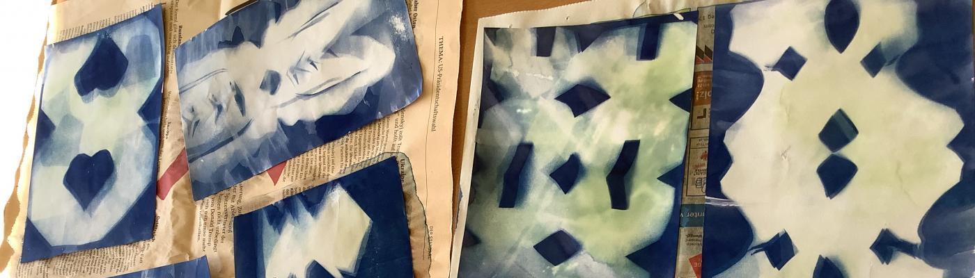 Cyanotypie-Bilder trocknen auf Zeitungen