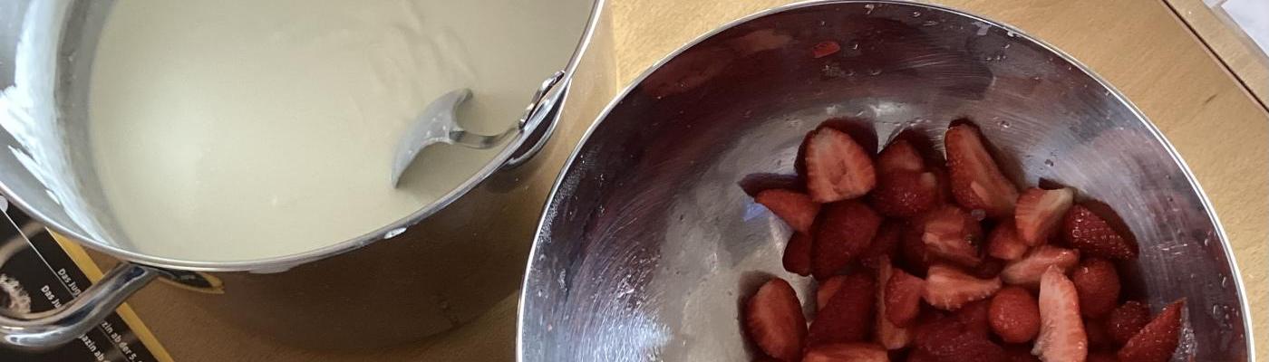 Töpfe mit Erdbeeren und selbstgemachtem Joghurt