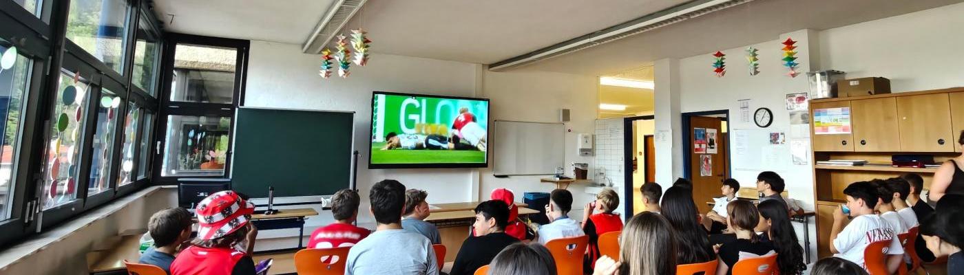 Kinder schauen das Fußball-WM-Spiel Österreich gegen Argentinien in der Klasse.