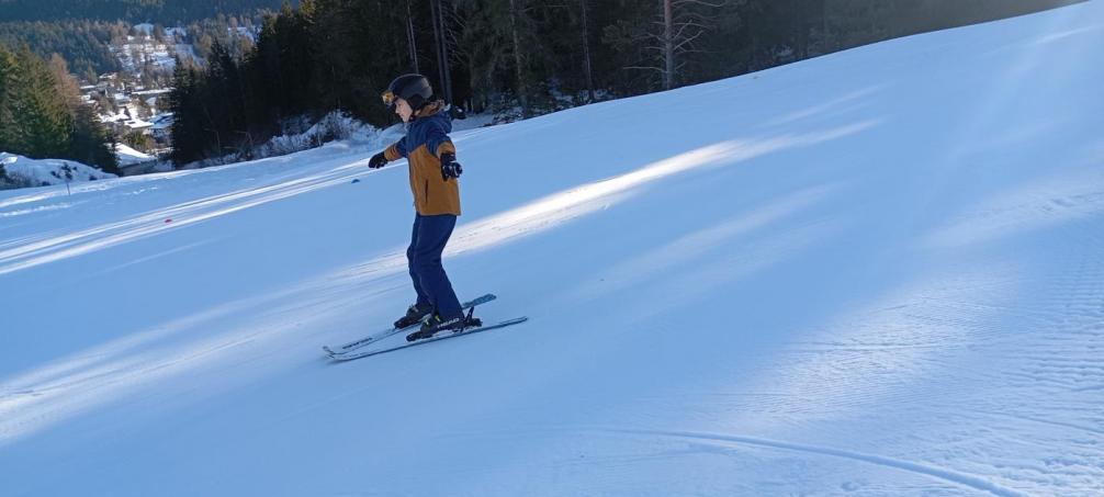 Junge beim Schifahren