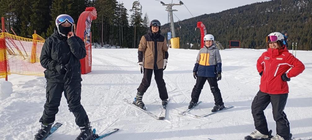 Gruppe beim Schifahren