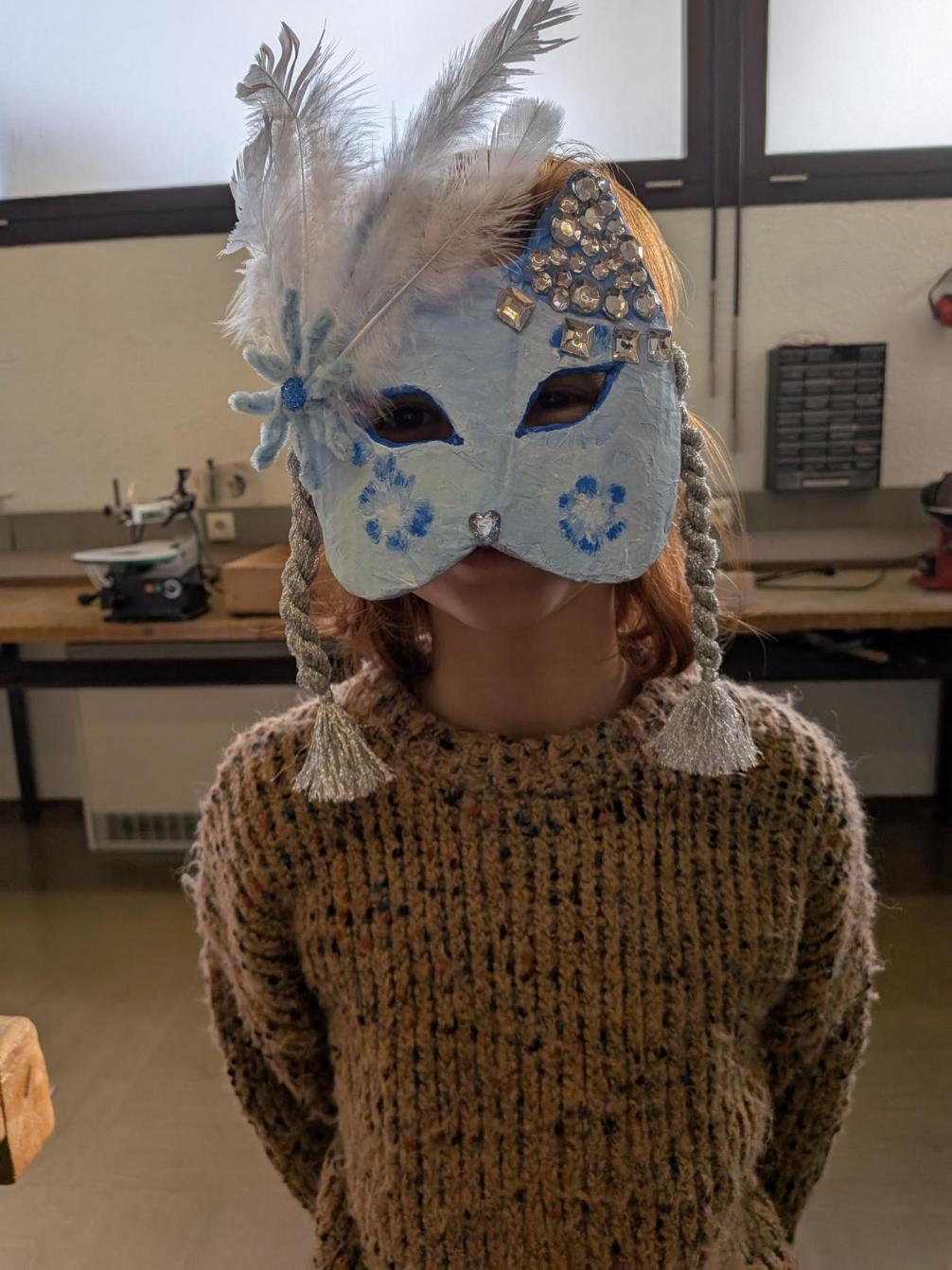 Linda mit ihrer Faschingsmaske