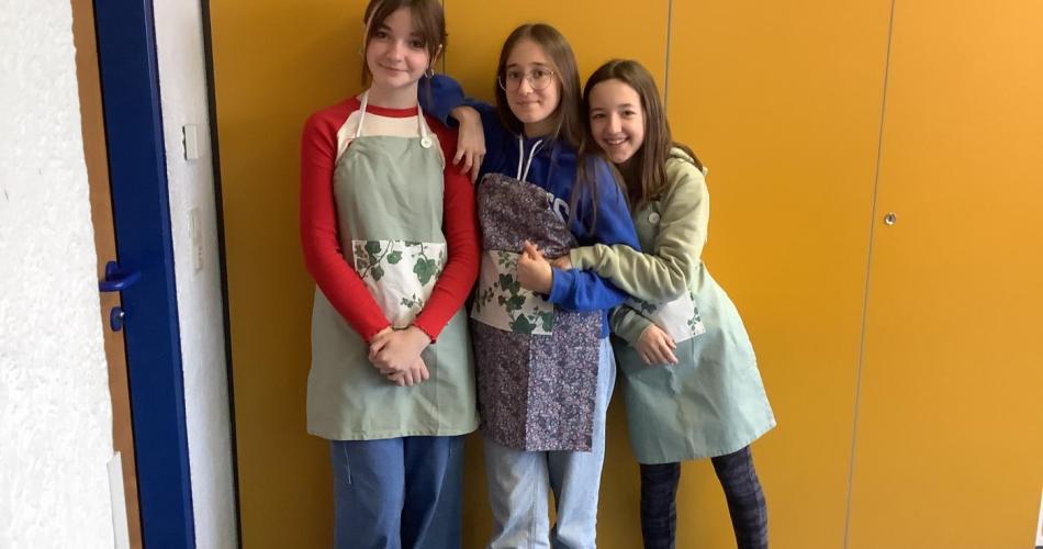 Lina, Nadja und Valentina mit ihren Werken