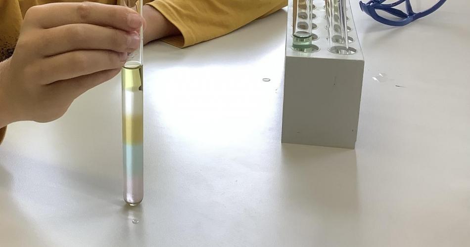 Übereinander geschichtete Flüssigkeiten in einem Reagenzglas